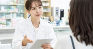 薬局カウンターで相談に応じる薬剤師のイメージ画像